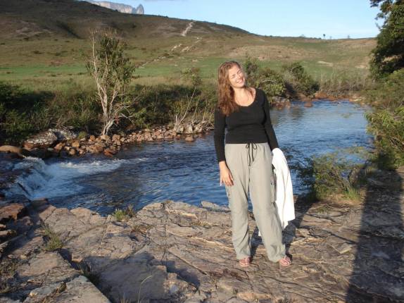 Banho de rio em acampamento no final do 1o dia de caminhada para o Monte Roraima, na  Venezuela, em 2007